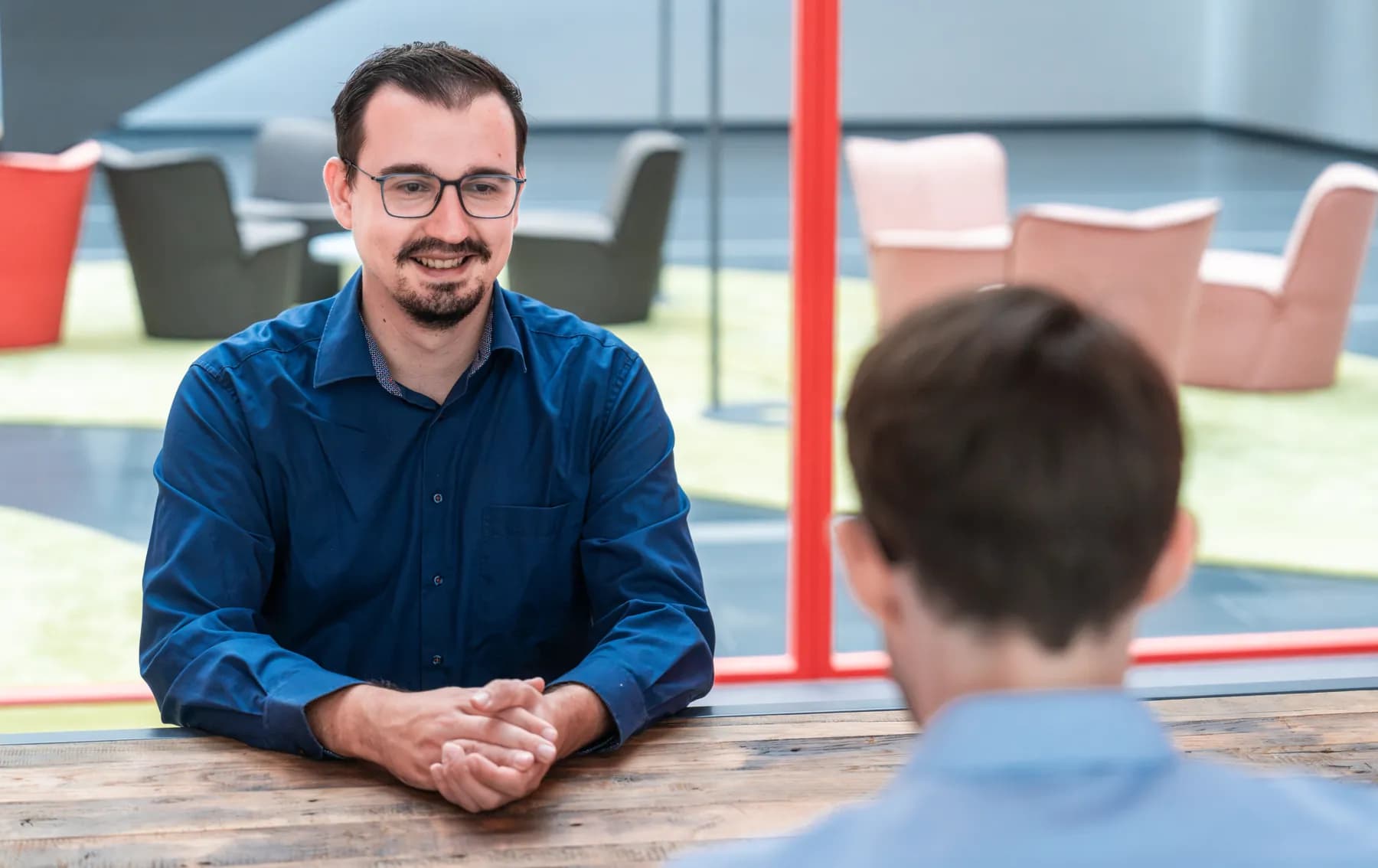 Vertrauliches Gespräch am Tisch