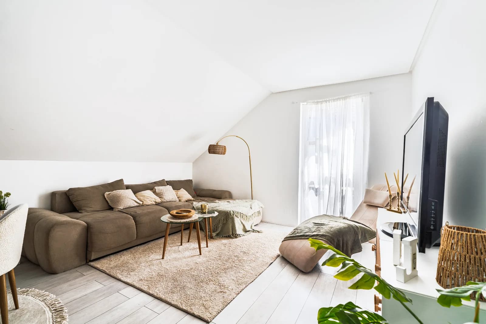 Wohnzimmer mit Dachschräge