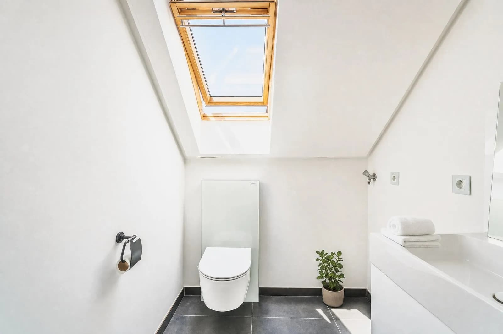 Zweites Bad mit Dachfenster