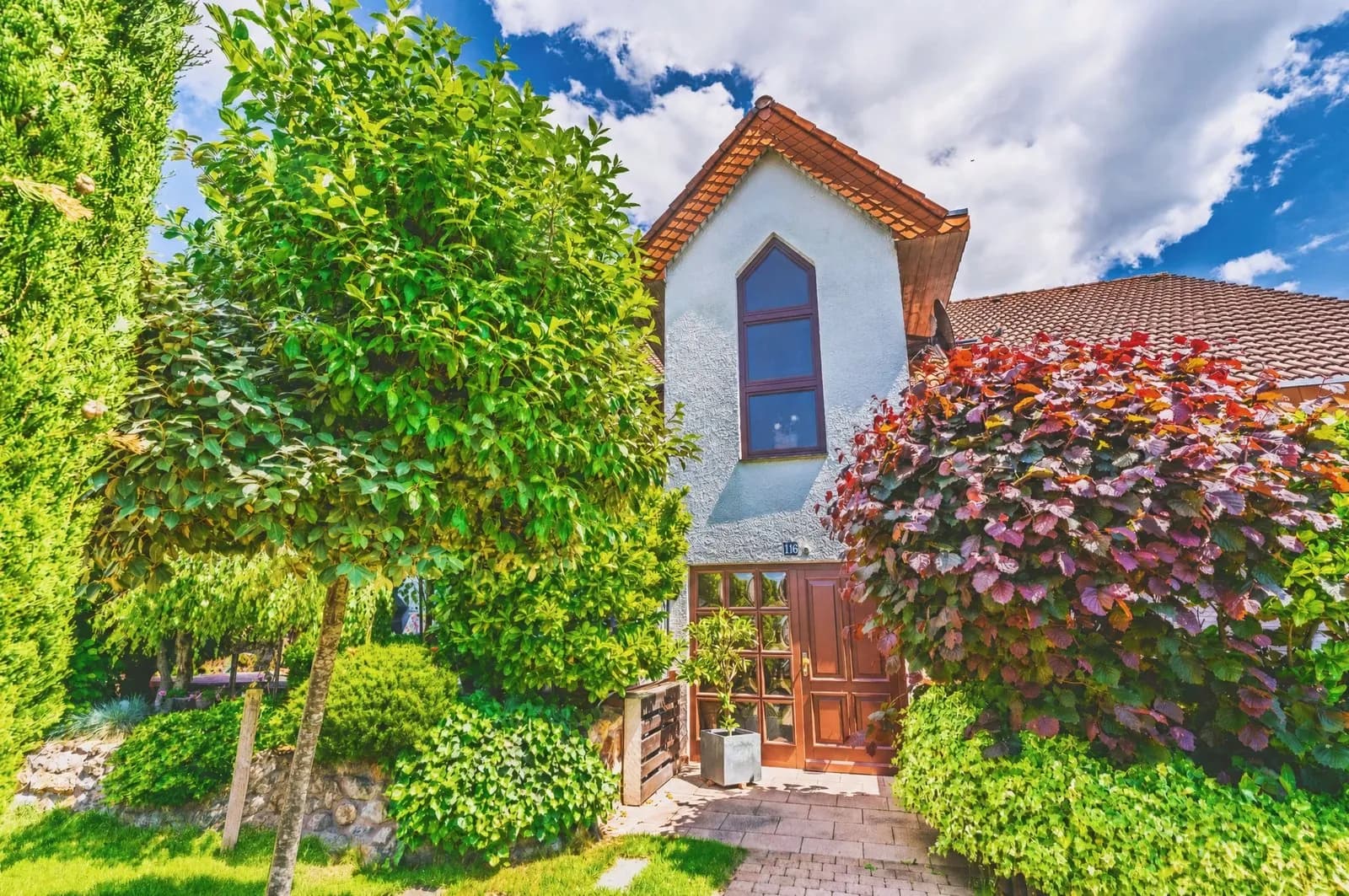Hausansicht mit Garten
