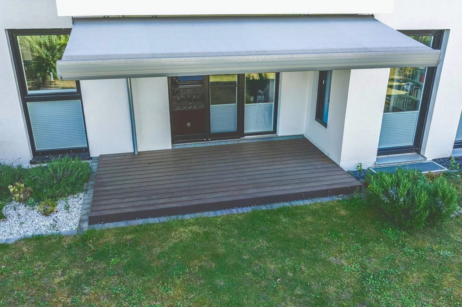 Eigene Terrasse mit elektrischer Markise und Gartenanteil
